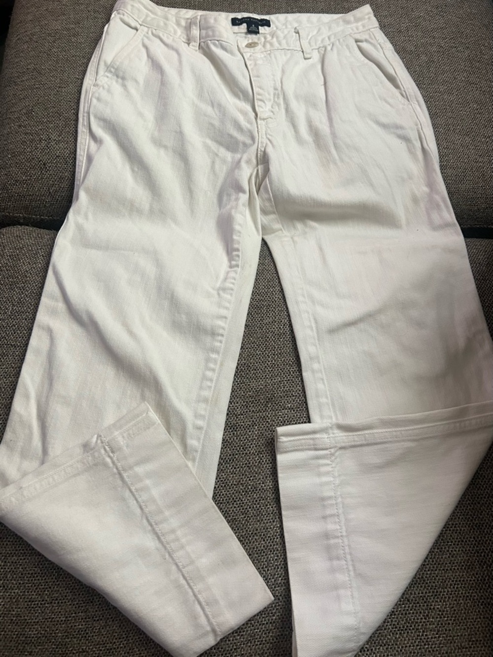 Banana Republic Classic White Cropped Jeans. Size 6